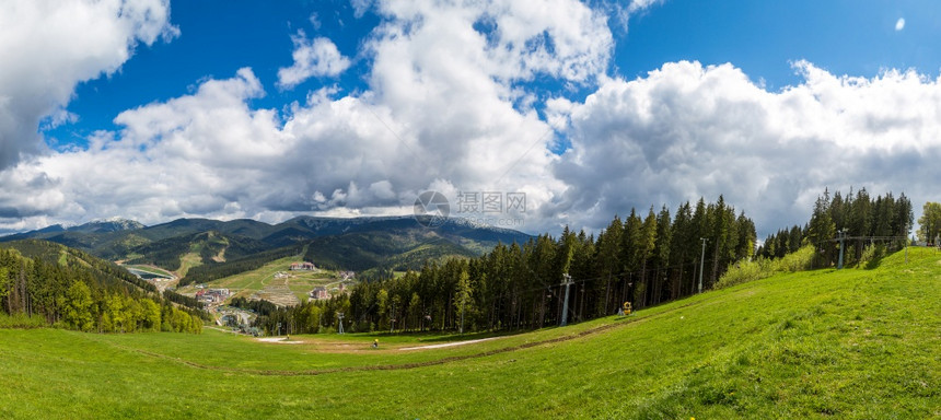 在美丽的夏日里喀尔巴阡山脉的全景图片