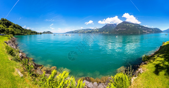 在一个美丽的夏日里苏纳西湖的全景高清图片