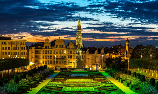 比利时布鲁塞尔美丽的夏夜城市全景图片
