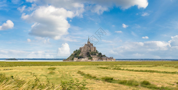 岛城堡在美丽的夏日里蒙圣密歇尔修道院的全景背景