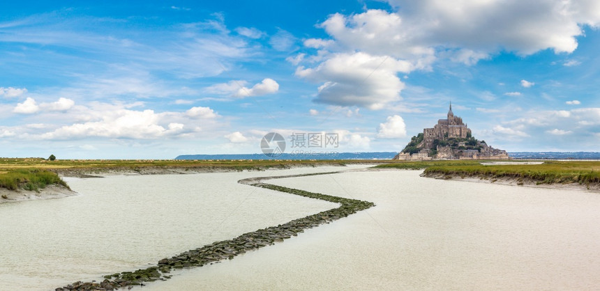 在美丽的夏日里蒙圣密歇尔修道院的全景图片