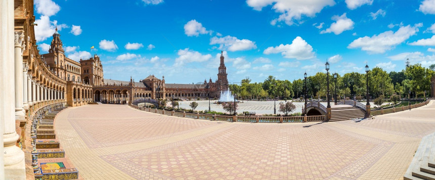 在一个美丽的夏日中西班牙的广场在西班牙的塞维利亚图片