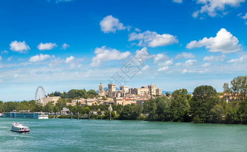 教皇宫殿和罗昂河在美丽的夏日里在阿维尼翁河里法兰西高清图片