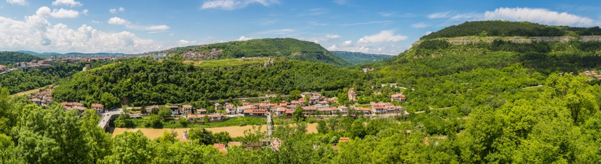 在一个美丽的夏日中塔诺沃的全景布加利亚图片