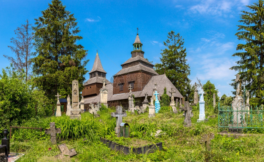 最古老的木教堂在乌拉尼伊瓦诺弗兰基夫斯克地区在美丽的夏日乌拉尼图片