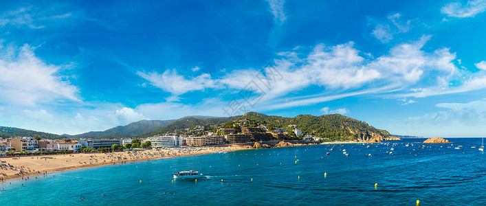 奥吉布瓦在一个美丽的夏日中沙滩上的托萨德马拉科塔布瓦加泰罗尼亚西班牙背景