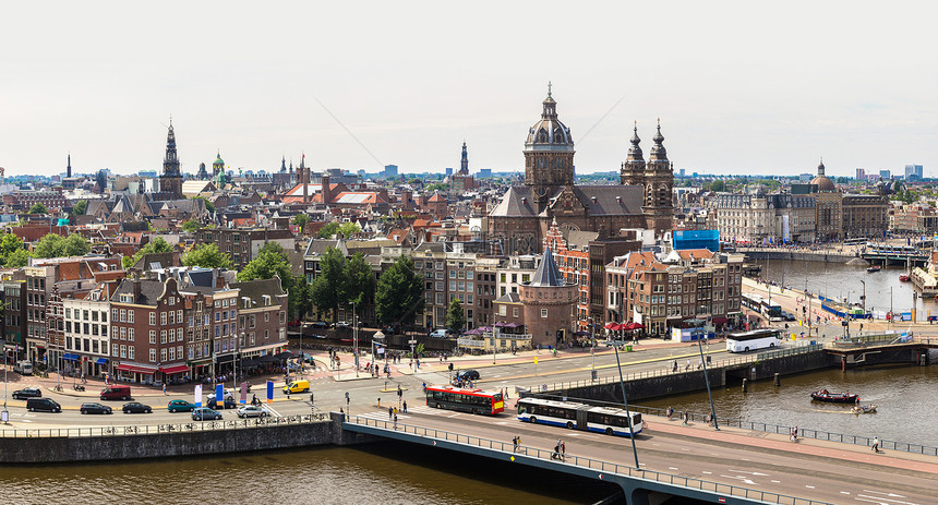 在美丽的夏日阿姆斯特丹的运河和圣尼科拉斯教堂的全景图片