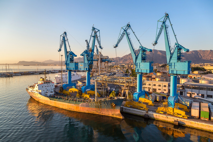沙摩的大型港口货运起重机在美丽的夏日Italyinbeutiflsmerday图片