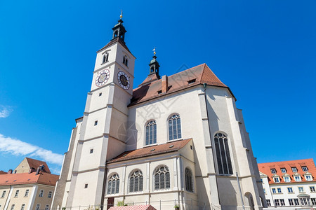普法尔基什Regnsbur的新教区堂在一个美丽的夏日德国背景