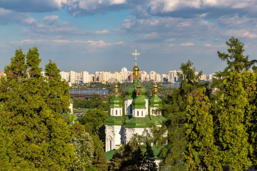 在美丽的夏日中在乌克兰的Kiev和dubychi修道院图片