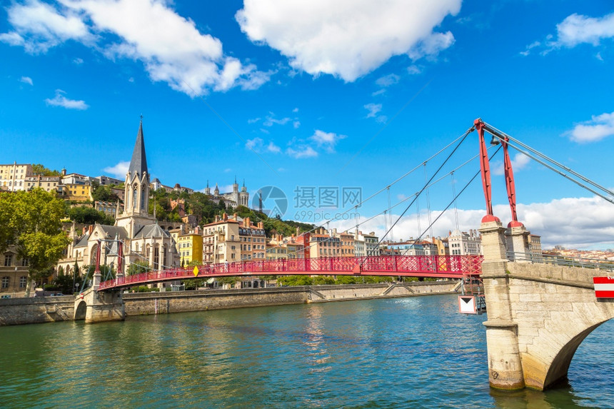 美丽的夏日里法国里昂的圣乔治人行天桥和圣乔治教堂图片