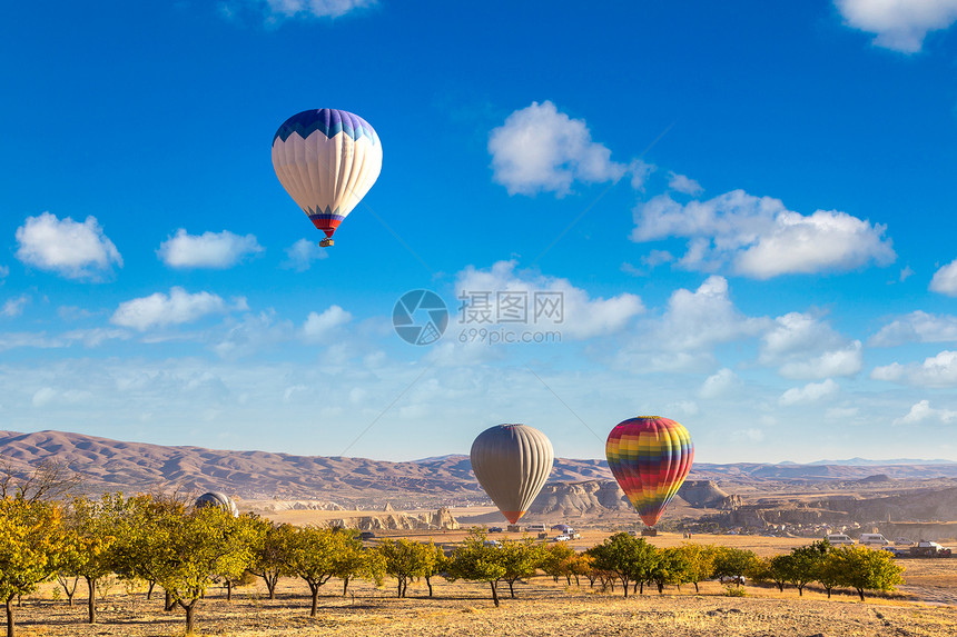 炎热空气球在美丽的夏日飞行在卡帕多西亚内谢希尔火鸡图片
