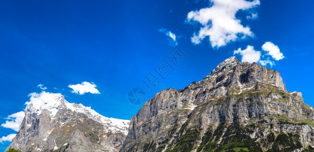 南边布伦宁山谷附近的吉姆梅尔瓦德和穆伦村附近山的全景图片