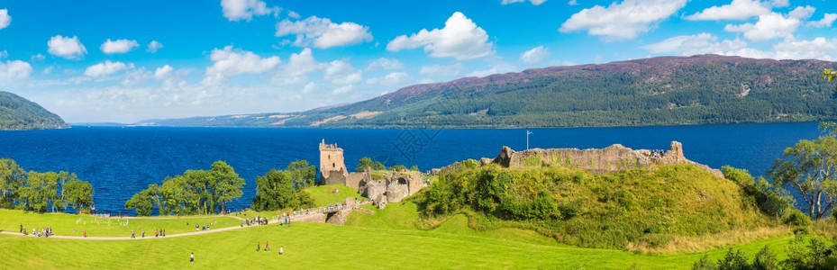在美丽的夏日联合王国苏格兰的湖沿的古堡城高清图片