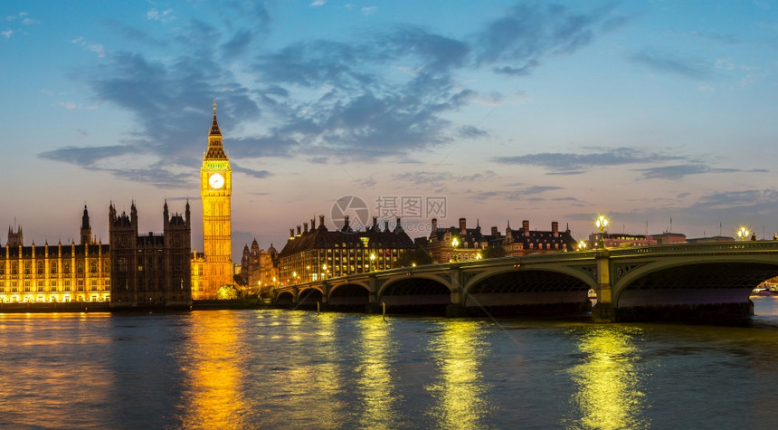 伦敦市议会大厦和威斯敏特桥在一个美丽的夏夜英国联合王图片