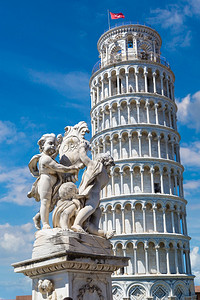 与天使雕像同在比萨的倾斜塔在一个美丽的夏日里图片