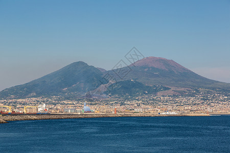 在美丽的夏日意大利在美丽的夏日背景中火山维苏威图片