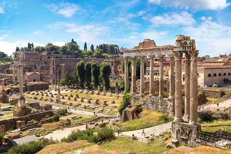 曼纽尔在意大利罗马的一个夏日论坛的古老废墟背景