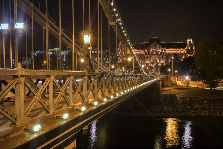 夜间在最茂盛宿醉的河边口的连锁桥进行结图片
