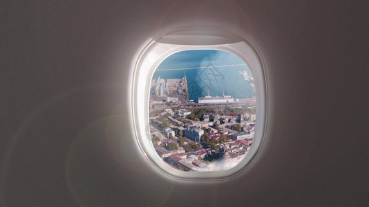 机窗外的城市风景图片
