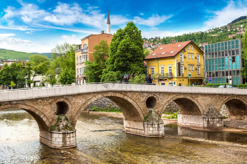 萨雷耶沃的拉廷桥在美丽的夏日波斯尼亚和泽哥维纳图片