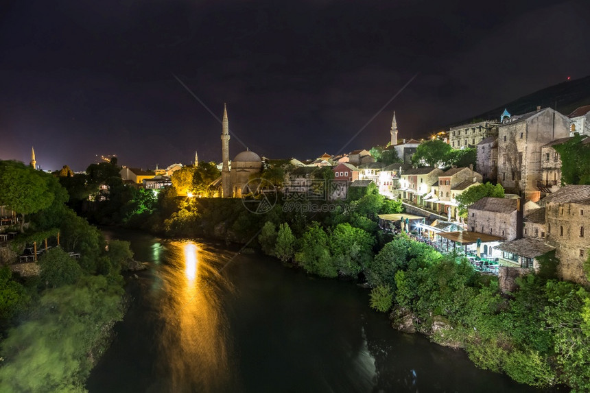 在一个美丽的夏夜中最美发波斯尼亚和泽哥维那图片