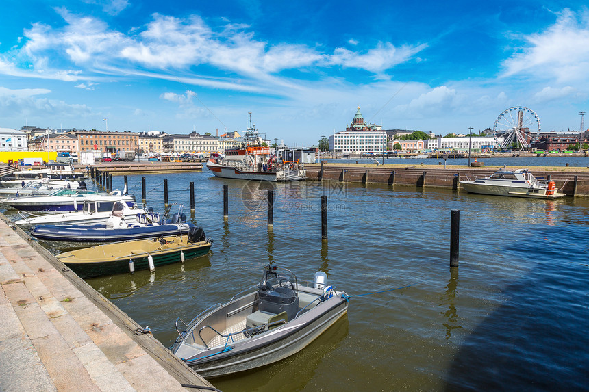 在美丽的夏日芬兰海尔辛基港图片