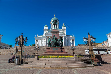 叶尔辛基大教堂和沙皇亚历山大的雕像在一个美丽的夏日图片