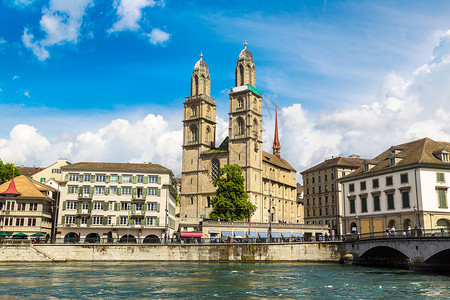 苏黎世著名的大教堂在美丽的夏日瑞士高清图片