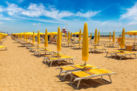 亚得里海的LidoJesol海滩上的雨伞在美丽夏日意大利图片
