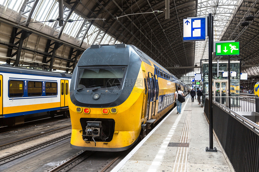 在一个美丽的夏日阿姆斯特丹中央火车站图片