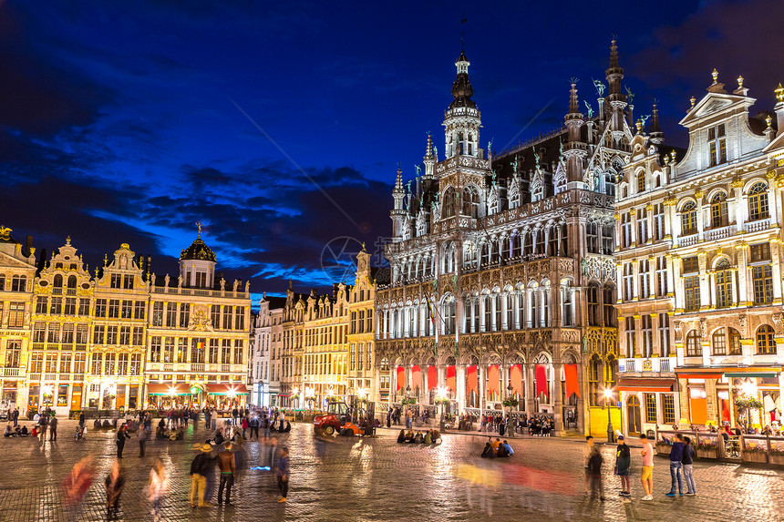 美丽的夏日夜晚比利时布鲁塞尔的大广场图片