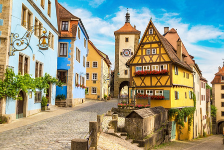 中世纪古老的街道在罗亨堡的德陶贝尔在美丽的夏日德国图片
