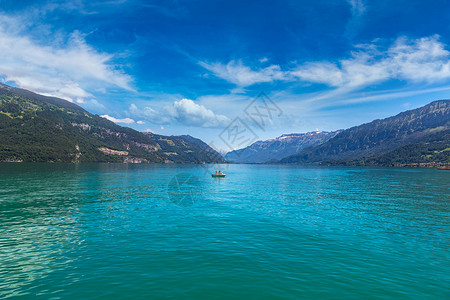 在一个美丽的夏日里在瑞士的苏纳兰湖高清图片