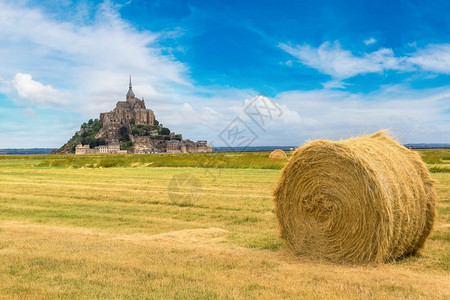 黄冈密卷蒙圣密歇尔修道院在美丽的夏日法兰西背景