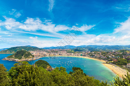 坎塔布连在美丽的夏日中西班牙的萨巴斯蒂安donstia背景
