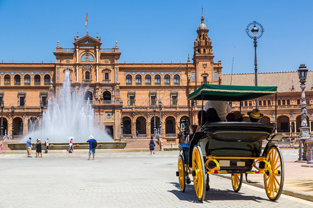 西班牙广场和在美丽的夏日中塞维利亚的马车西班牙图片