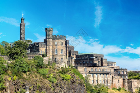州长和在埃丁堡的卡尔顿山上房子在一个美丽的夏日苏格兰联合王国图片