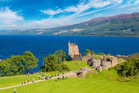 德鲁姆纳德罗希特在美丽的夏日联合王国苏格兰的湖沿的古堡城背景