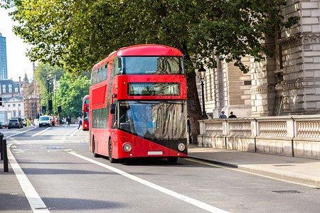 英国伦敦的现代双层巴士图片