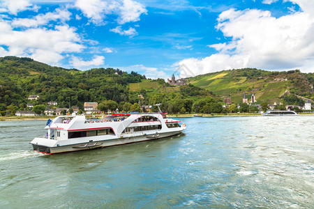 浪漫的莱茵河谷是一个酿酒区在美丽的夏日德国图片