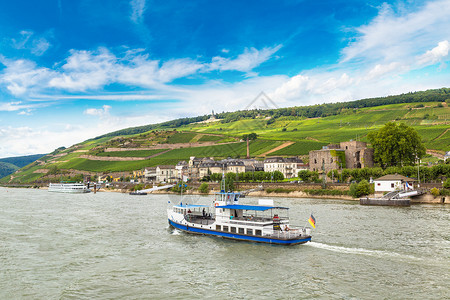 河水和鲁德海姆河水是一个酿酒小镇在一个美丽的夏日德国图片
