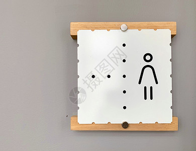 在妇女厕所的墙上贴最起码的标志牌用于公共现代形式的公共厕所标志图片
