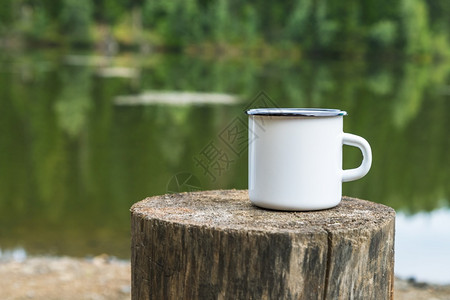 白营火在树桩上加热咖啡杯空子在设计宣传上加热图片
