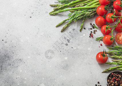 带健康樱桃西红柿的浅面食物背景带健康的樱桃西红柿带辣椒碗的香草和迷迭图片