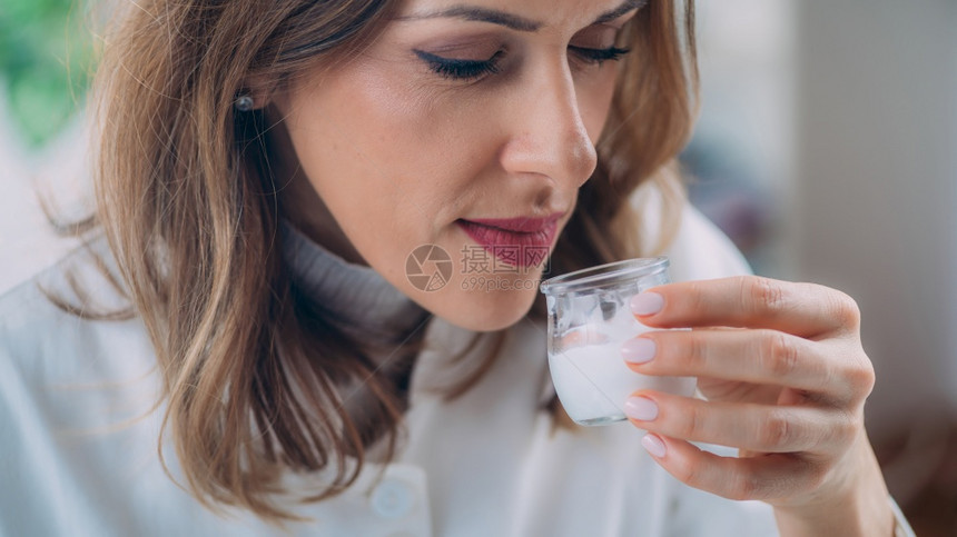 实验室中女药剂师检测乳霜气味图片