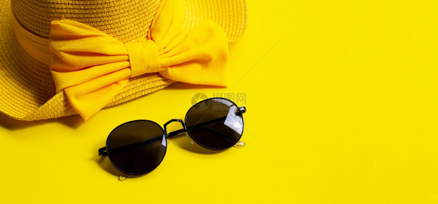 戴黄色背景的暑假墨镜享受日概念复制空间图片
