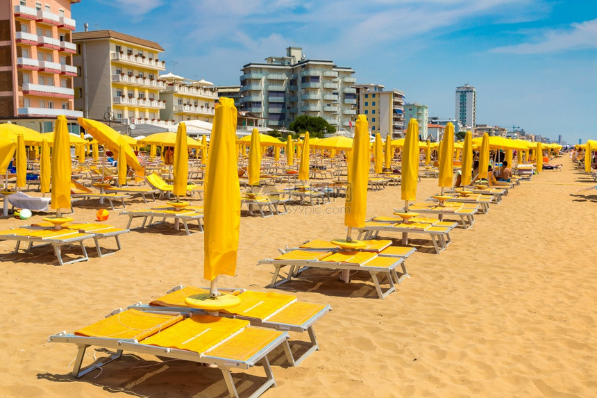 亚得里海的LidoJesol海滩上的雨伞在美丽夏日意大利图片