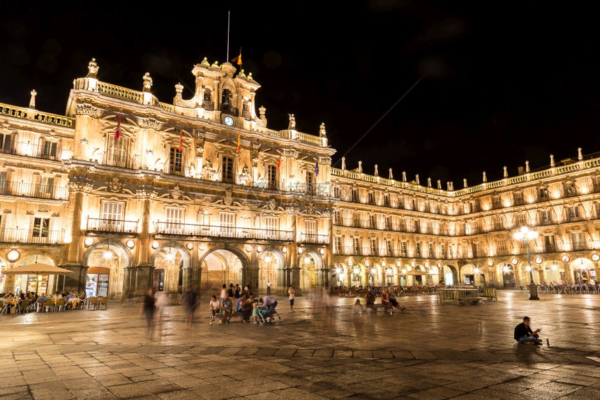 广场市长萨拉曼卡主广场在美丽的夏夜西班牙图片