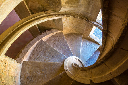 召集人在一个美丽的夏日中世纪的温柔城堡中长着螺旋楼梯背景